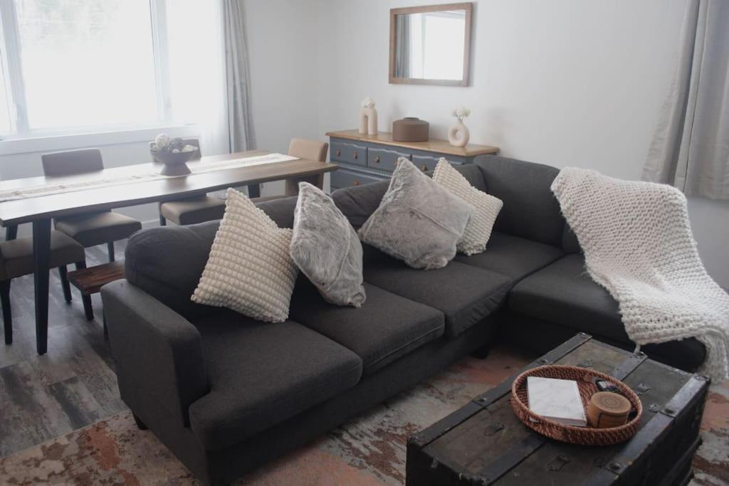 Private Cottage With Huge Private Dog Park! Barrys Bay Екстер'єр фото
